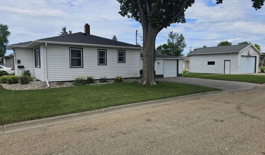 1102 N Penn St, Aberdeen, SD 57401 - 3 Beds, 2 Bath