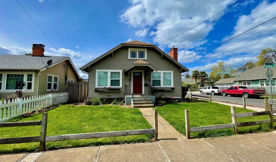 1305 S 6TH St, Cottage Grove, OR 97424 - 5 Beds, 3 Bath