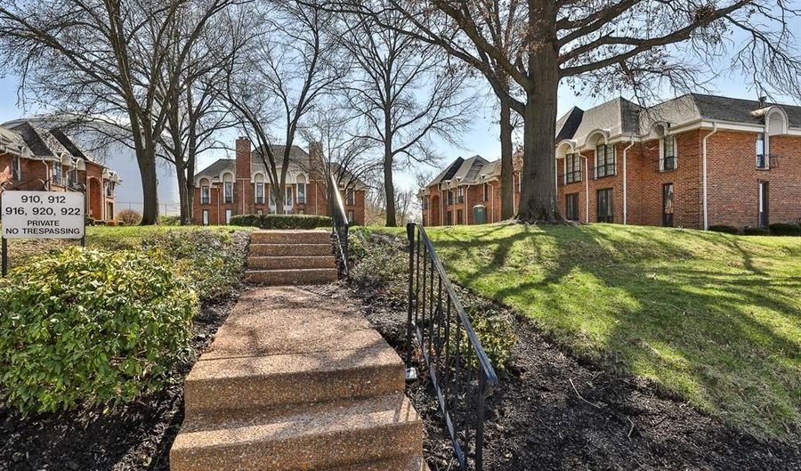 922 N Claytonbrook Dr 1, Ballwin, MO 63011 - 2 Beds, 2 Bath