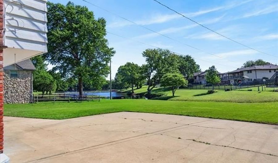 1048 SE Greystone Ave, Bartlesville, OK 74006 - 4 Beds, 3 Bath