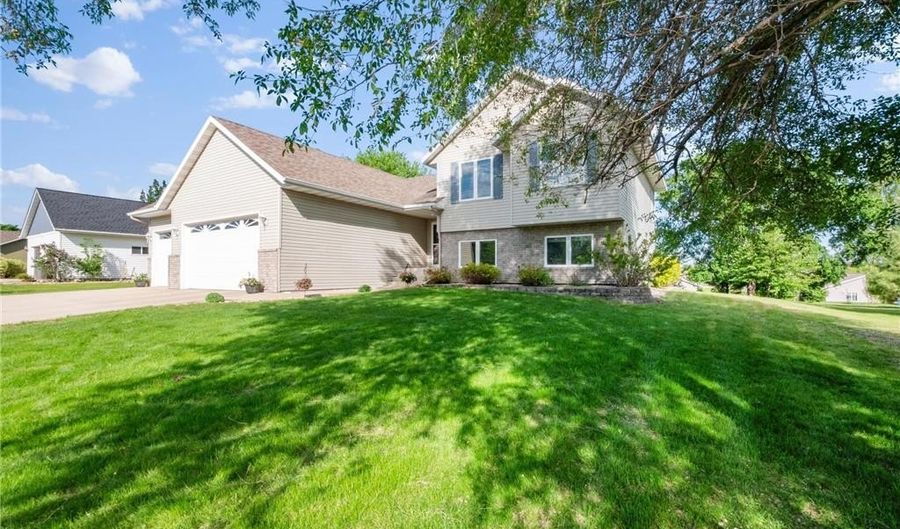 1101 Madisson St, Alexandria, MN 56308 - 5 Beds, 4 Bath