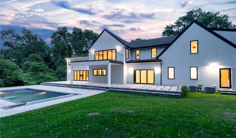 19 Castle Rd, Narragansett, RI 02882 - 5 Beds, 5 Bath
