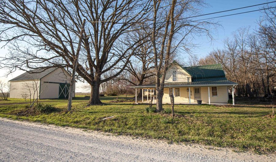 13 W Dade 22, Arcola, MO 65603 - 5 Beds, 2 Bath