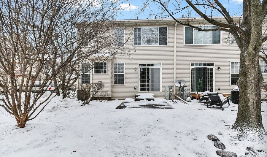 7 Shade Tree Ct, Algonquin, IL 60102 - 2 Beds, 4 Bath