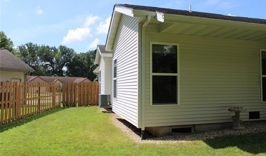 3214 E Leverett Ct, Alton, IL 62002 - 2 Beds, 2 Bath