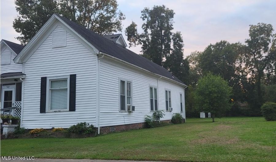 303 Central St, Belzoni, MS 39038 - 3 Beds, 2 Bath