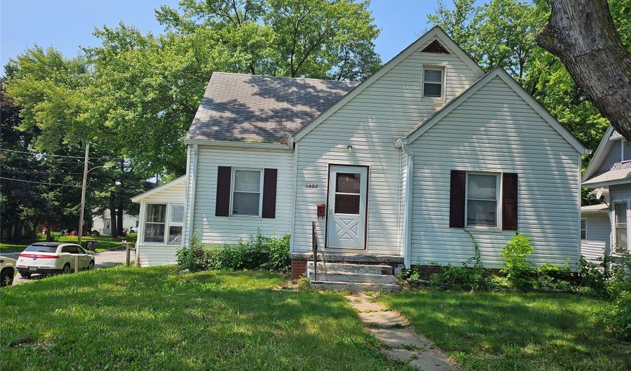 3802 12th St, Des Moines, IA 50313 - 3 Beds, 1 Bath
