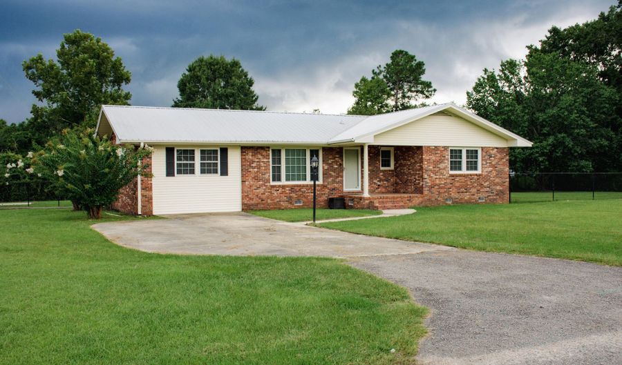 415 W Pine St, Andrews, SC 29510 - 4 Beds, 2 Bath
