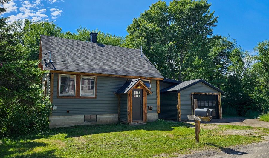 14 Helen St, Auburn, ME 04210 - 2 Beds, 1 Bath