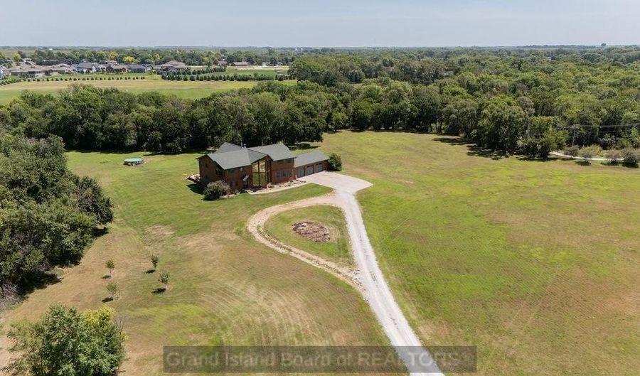 1910 9th St, Aurora, NE 68818 - 4 Beds, 3 Bath