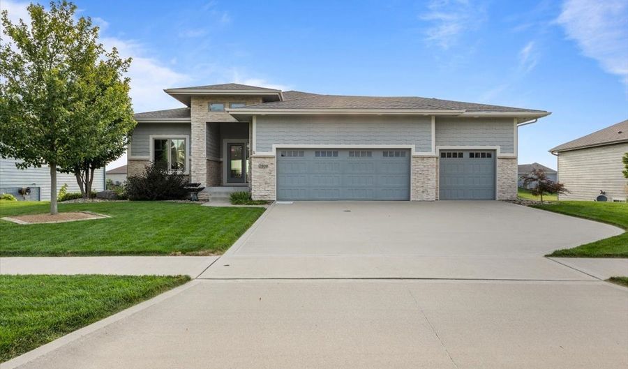 2908 NW Sharmin Dr, Ankeny, IA 50023 - 4 Beds, 4 Bath