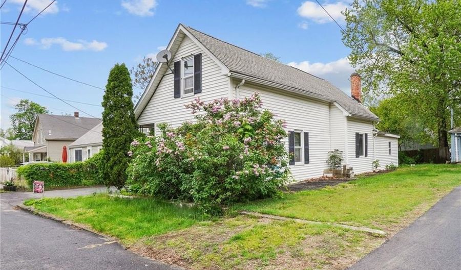 106 Providence Ave, East Providence, RI 02915 - 3 Beds, 2 Bath