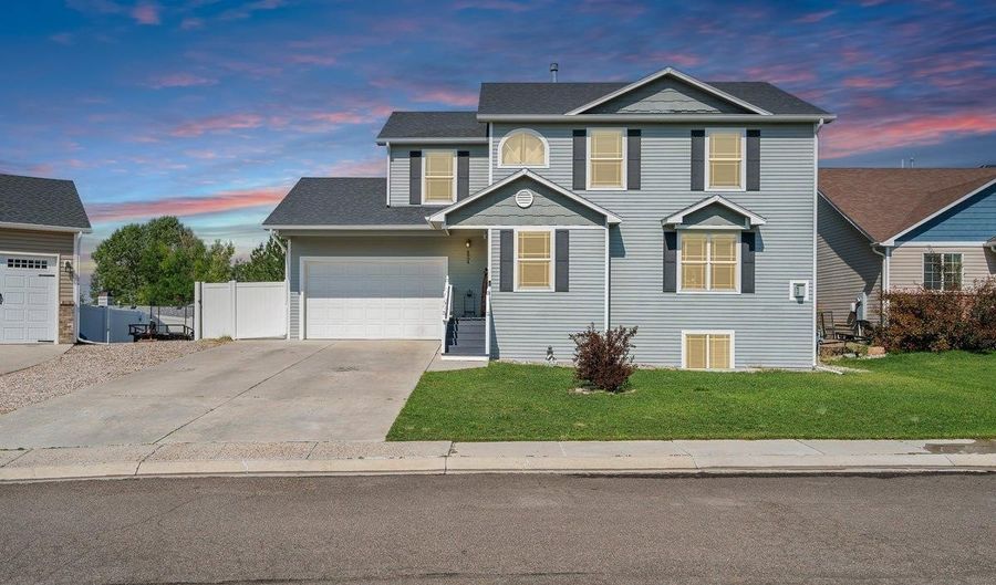 4904 TOPAZ Dr, Cheyenne, WY 82009 - 4 Beds, 5 Bath