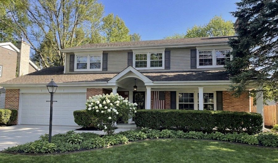 909 E Rockwell St, Arlington Heights, IL 60005 - 4 Beds, 3 Bath