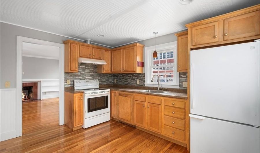 127 Prospect St, East Greenwich, RI 02818 - 2 Beds, 1 Bath