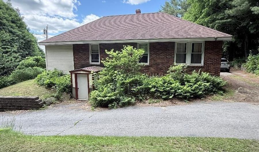 64 Oxford St, Augusta, ME 04330 - 3 Beds, 1 Bath