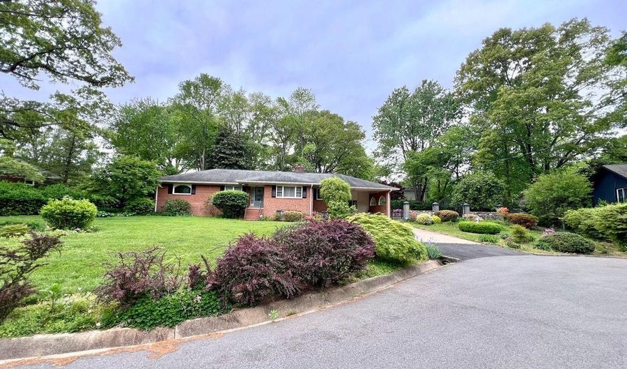 8904 BRIDGEHAVEN Ct, Alexandria, VA 22308 - 5 Beds, 3 Bath