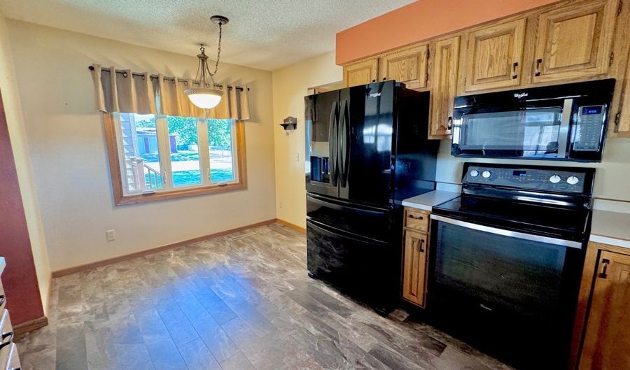 209 10th Ave NW, Bowman, ND 58623 - 5 Beds, 3 Bath