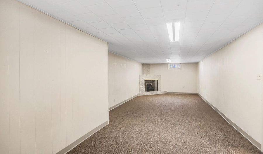 1106 NE 11th Ave, Aberdeen, SD 57401 - 4 Beds, 2 Bath