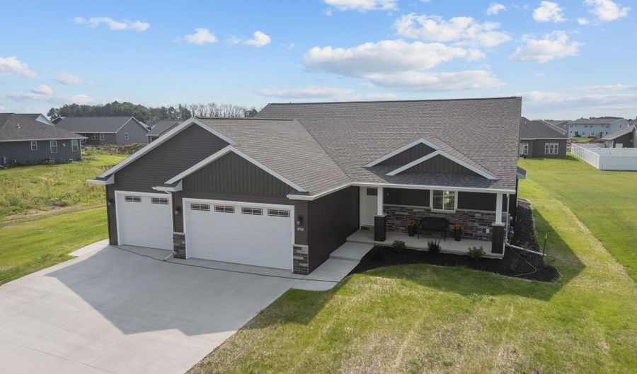 5702 N YOSEMITE Ln, Appleton, WI 54913 - 4 Beds, 3 Bath