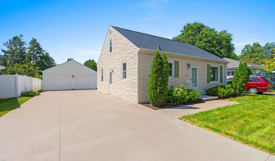 1525 N OUTAGAMIE St, Appleton, WI 54914 - 3 Beds, 1 Bath