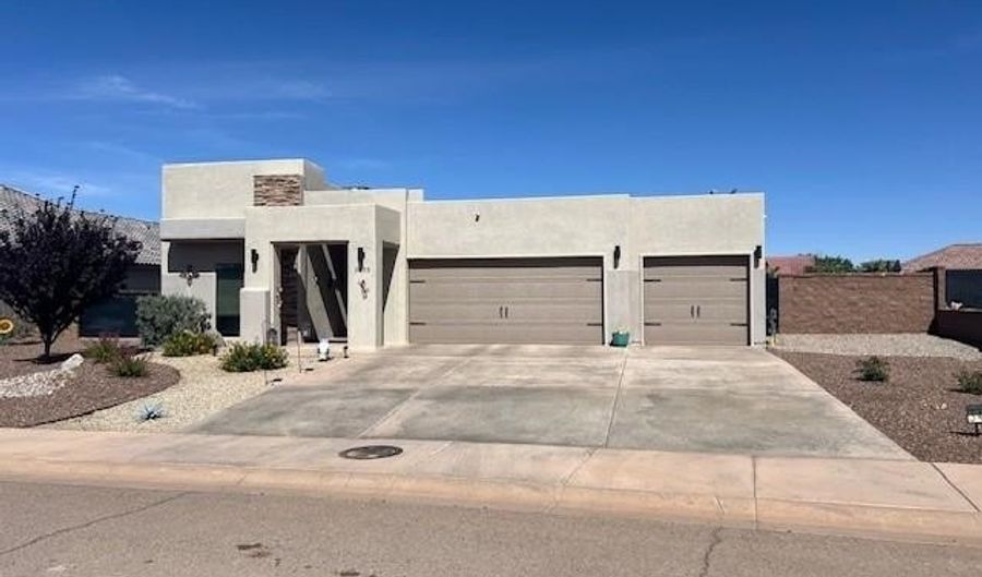 3435 Red Arroyo Dr, Alamogordo, NM 88310 - 4 Beds, 2 Bath