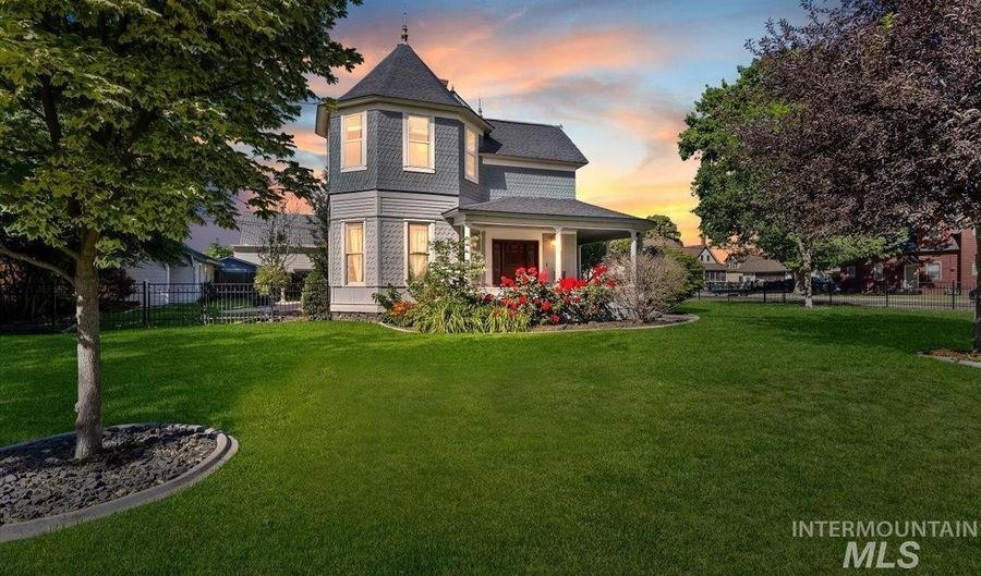 904 E Belmont St, Caldwell, ID 83605 - 3 Beds, 3 Bath