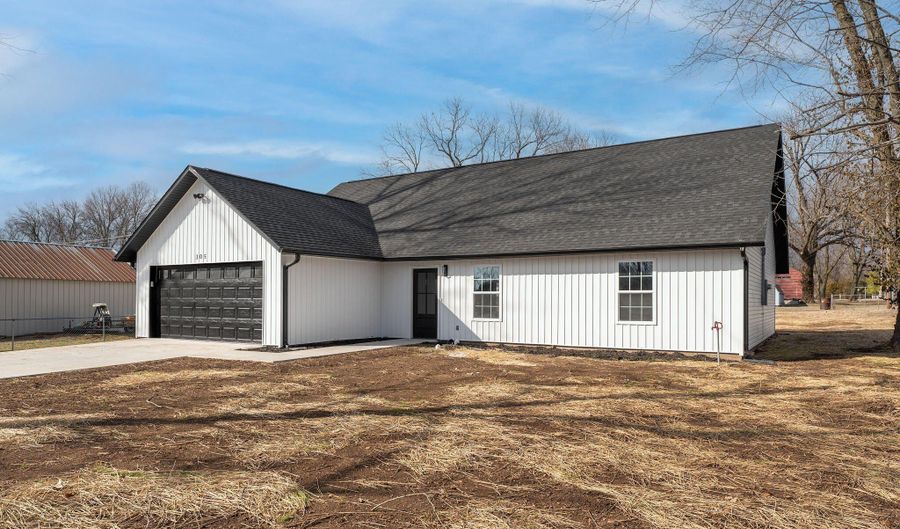 305 Crescent St, Aurora, MO 65605 - 3 Beds, 2 Bath