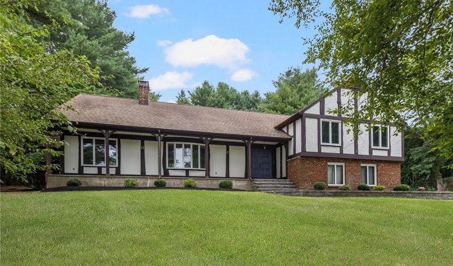 10 Abbott Valley View Dr, Cumberland, RI 02864 - 4 Beds, 3 Bath