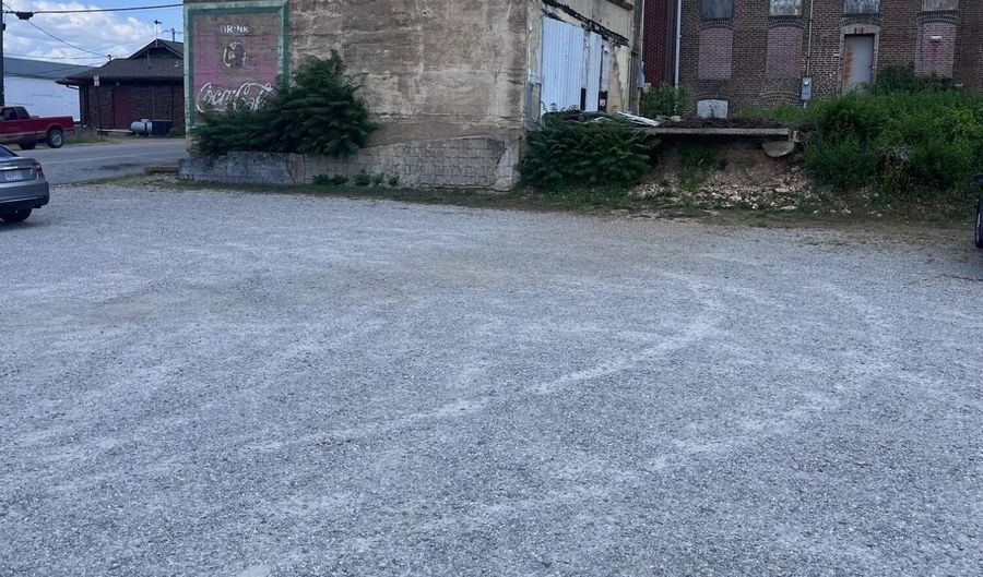 124 W Washington Ave, Ava, MO 65608 - 0 Beds, 1 Bath