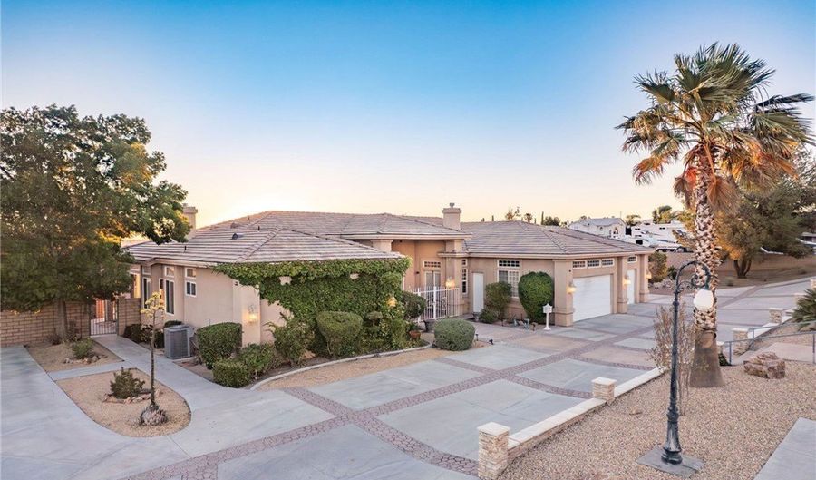 13724 Chateau Ct, Apple Valley, CA 92307 - 2 Beds, 3 Bath