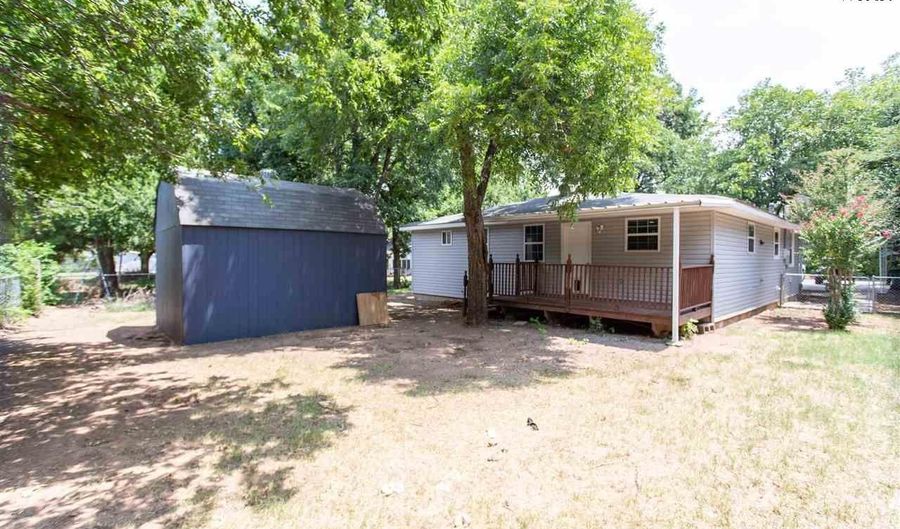 427 W COLLEGE St, Burkburnett, TX 76354 - 3 Beds, 2 Bath