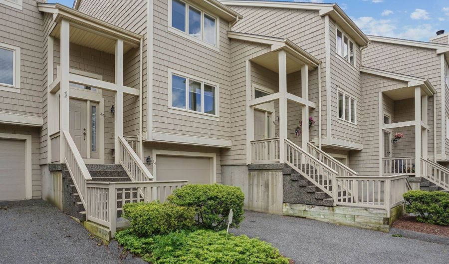 11 Boulevard Dr 10-44, Danbury, CT 06810 - 2 Beds, 3 Bath