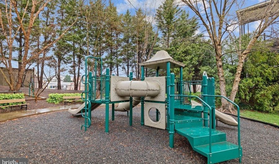 4870 EISENHOWER Ave 407, Alexandria, VA 22304 - 2 Beds, 1 Bath