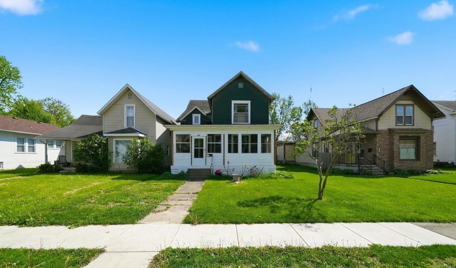 325 W 5th St, Auburn, IN 46706 - 3 Beds, 2 Bath