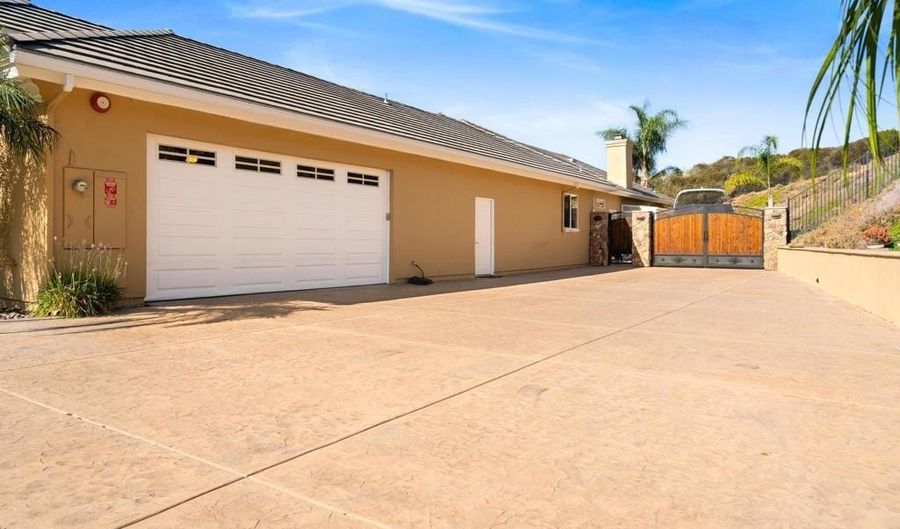 2772 Firebrand Dr, Alpine, CA 91901 - 4 Beds, 5 Bath