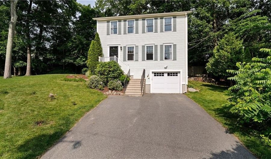 28 Narragansett Rd, Cumberland, RI 02864 - 2 Beds, 2 Bath