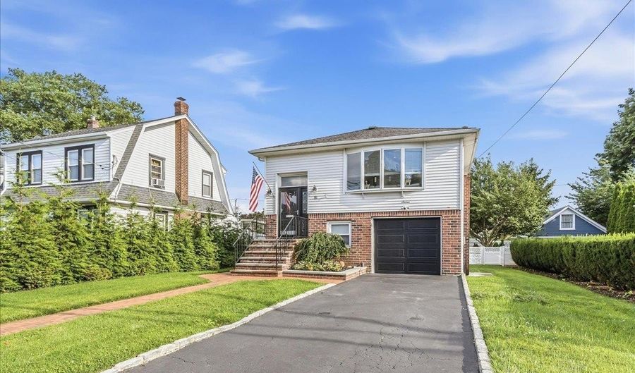 16 Netz Pl, Albertson, NY 11507 - 3 Beds, 2 Bath