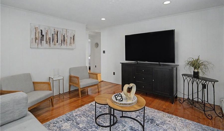 137 Kingstown Rd, Narragansett, RI 02882 - 2 Beds, 1 Bath