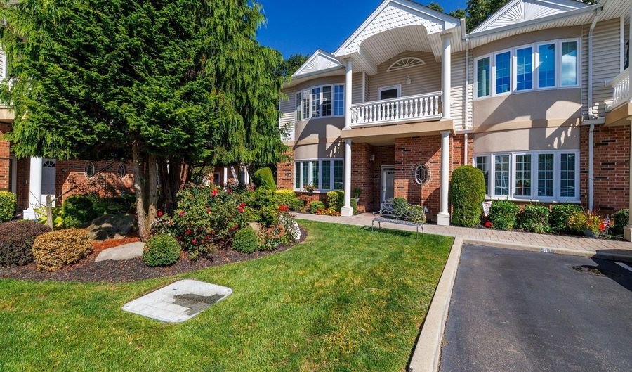 62 Sarah Ct, Amityville, NY 11701 - 2 Beds, 2 Bath