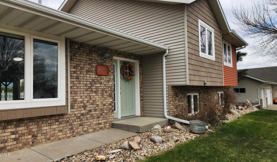 2630 Henry St, Bismarck, ND 58503 - 5 Beds, 4 Bath