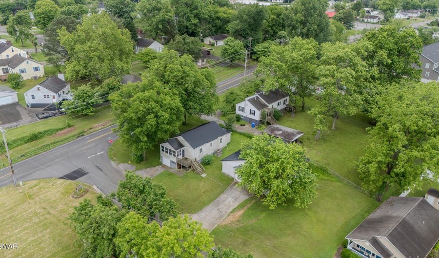 835 E Lincoln Rd, Alcoa, TN 37701 - 2 Beds, 3 Bath