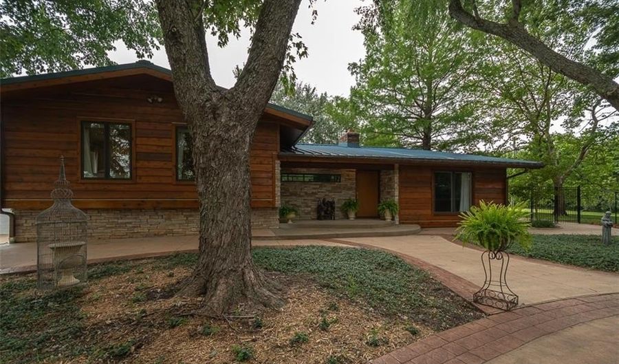 364 E 1600 Rd, Baldwin City, KS 66006 - 4 Beds, 4 Bath