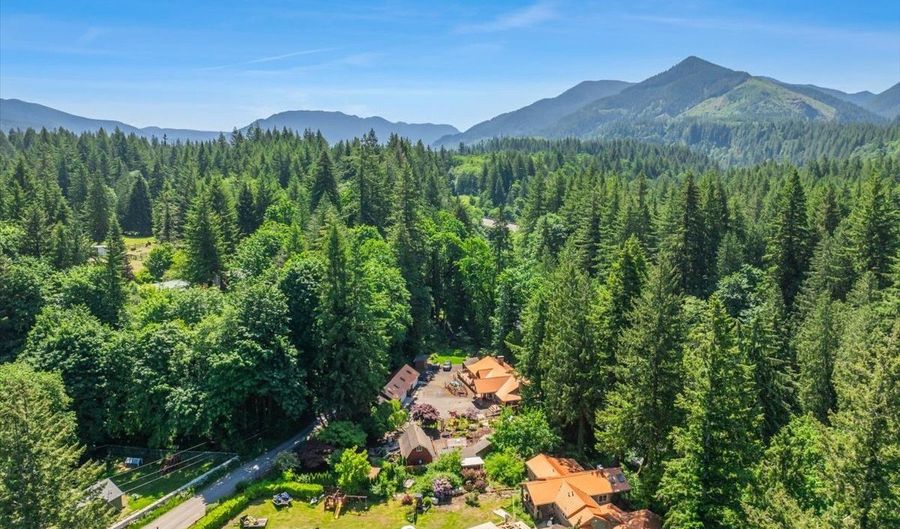 20525 E MOUNTAIN COUNTRY Ln, Brightwood, OR 97011 - 4 Beds, 5 Bath