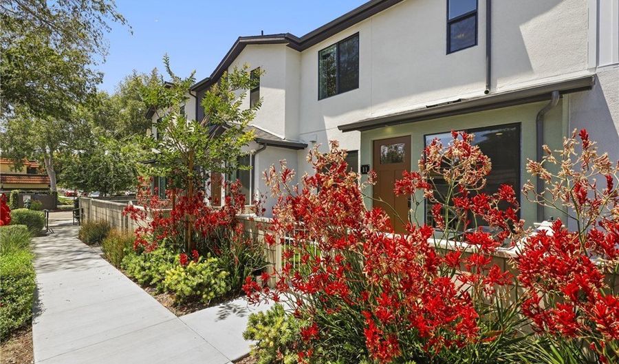 2771 W Pepper Tree Dr 11, Anaheim, CA 92801 - 3 Beds, 3 Bath