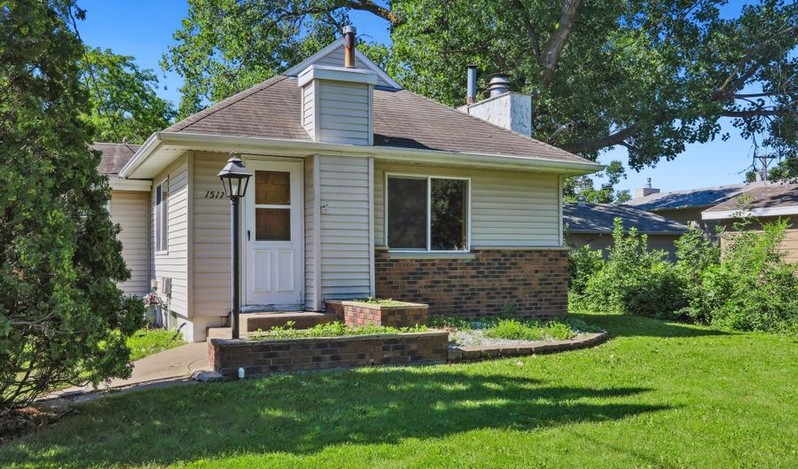 1517 SW 9th Ave, Aberdeen, SD 57401 - 2 Beds, 2 Bath