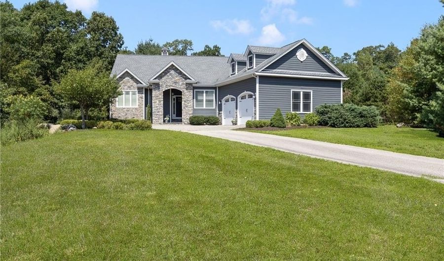 919 Ten Rod Rd, Exeter, RI 02822 - 3 Beds, 4 Bath