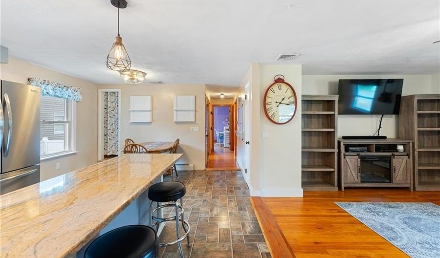 211 IROQUOIS ROAD Rd, Cumberland, RI 02864 - 3 Beds, 1 Bath