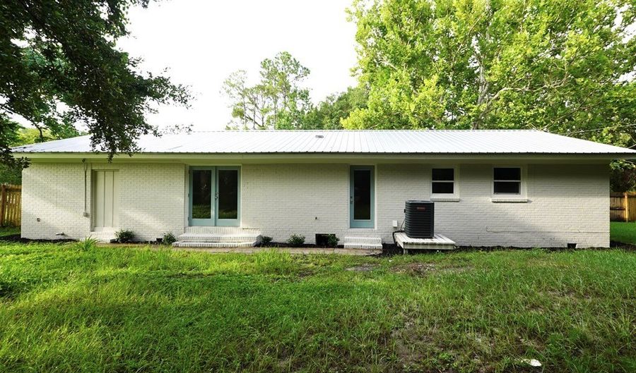 53 Bay Shore Dr, Apalachicola, FL 32320 - 3 Beds, 2 Bath