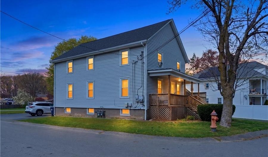 131 Roma St, East Providence, RI 02914 - 6 Beds, 2 Bath